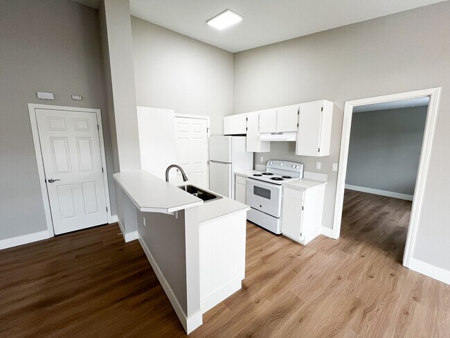 Amplia cocina con península y zona de estar con barra. - 6521 W Lucky Ln