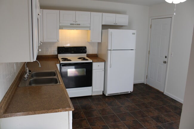 Kitchen - 817 Cole Blvd