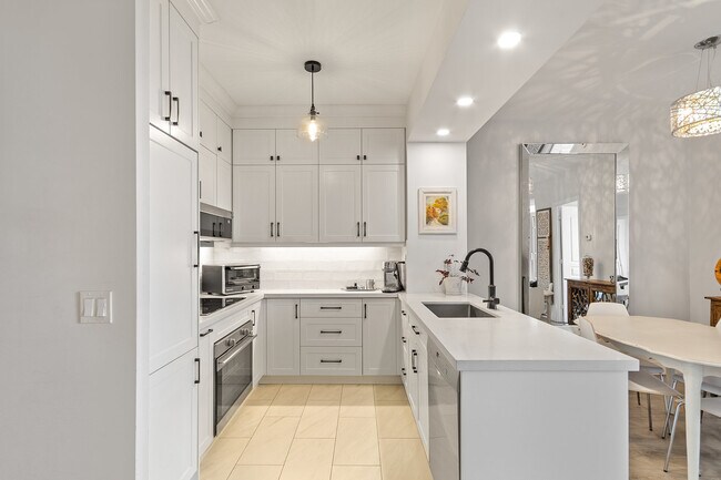 Building Photo - 438 Richmond St W