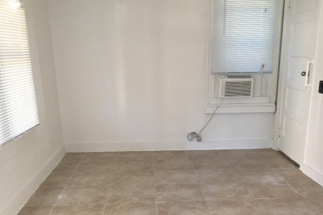 sala de estar - 932 Newton Ave S