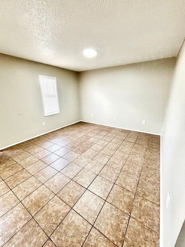 Building Photo - 1/2 off the first month's rent with a secu...