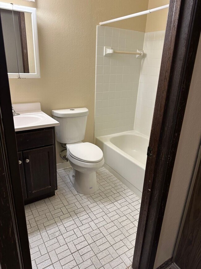 Foto del edificio - One Bedroom with Walk Out Patio
