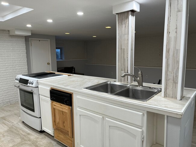 Building Photo - 9747 Osceola St