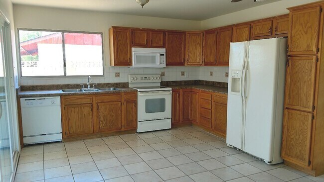 Foto del edificio - 3 BEDROOM 2 BATHROOM HOME WITH NO HOA!