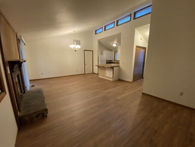 Building Photo - 161 The Pines