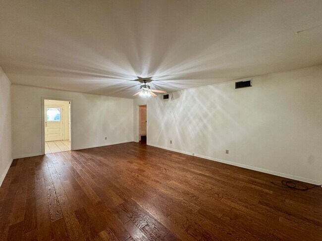 Foto del edificio - Apartment Along Austin Avenue