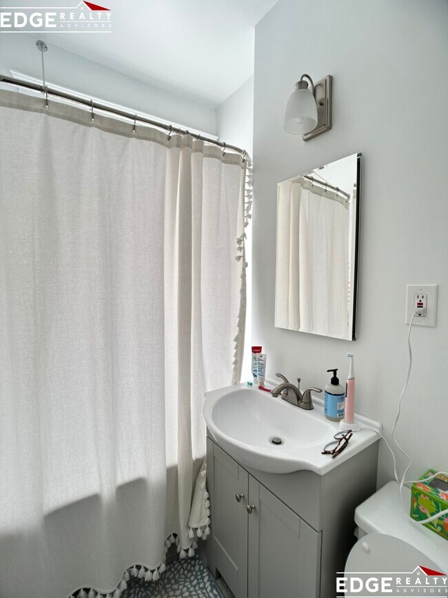 Foto del edificio - 120 Brainerd Rd