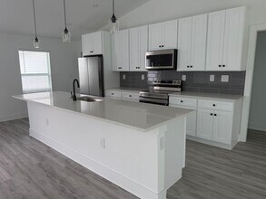 Building Photo - 3614 NE 9th Pl