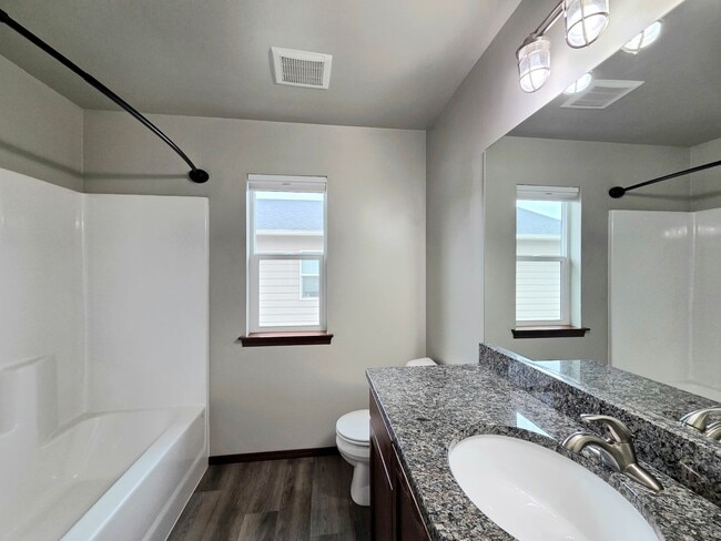 Foto del edificio - 3-Bed, 2.5-Bath Townhome w/ 2-Car Garage