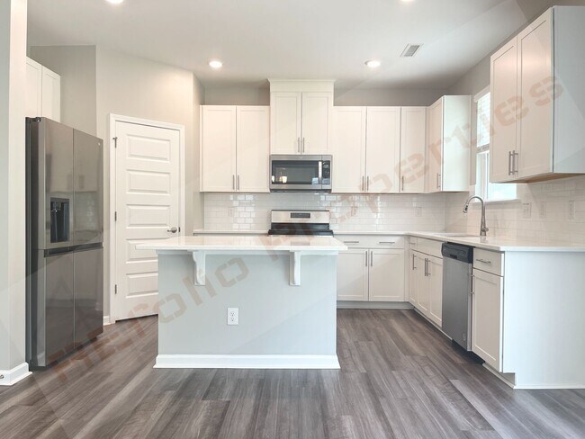 Foto del edificio - Gorgeous 4 Bedroom 3 Bath Home with 2 Car ...