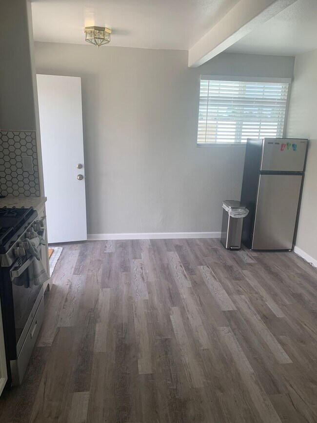 Foto del edificio - Furnished, Upstairs Apartment with 2 bedro...