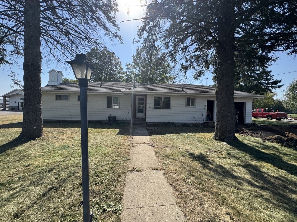 Foto principal - Charming 4-Bedroom Rambler for Rent – $2,4...