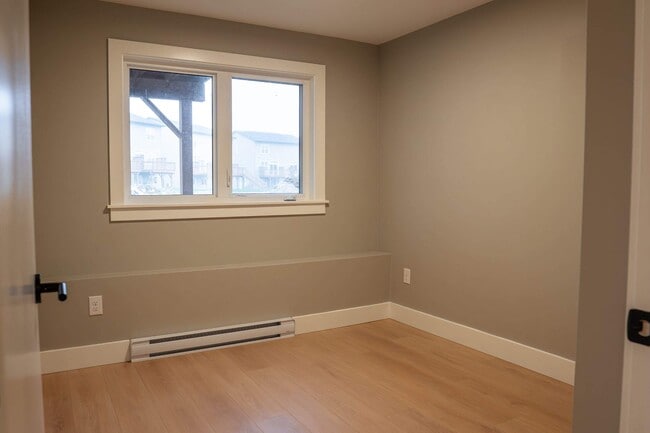 Building Photo - 77 Colonial Cres