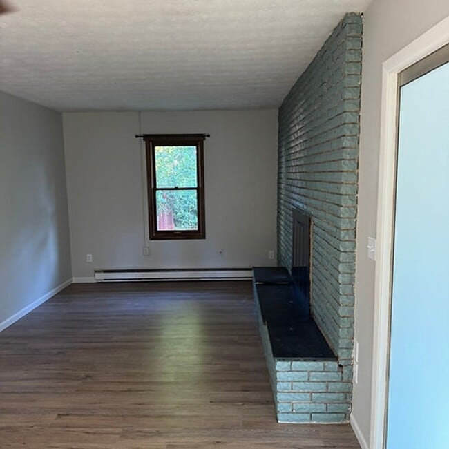 Building Photo - 319 1/2 N. Elm St.