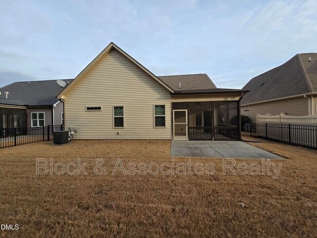 Building Photo - 100 Scarlet Bell Dr
