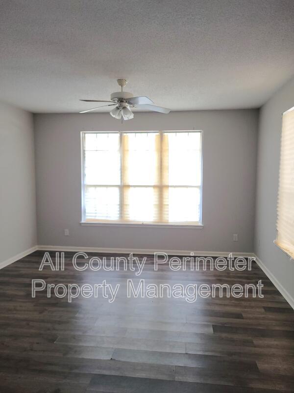 Foto del edificio - 7620 Creekside Ln