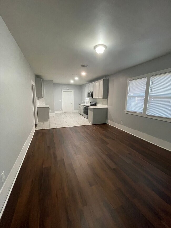 Building Photo - 3/2 Single Family Home in NORTH SPRINGFIEL...