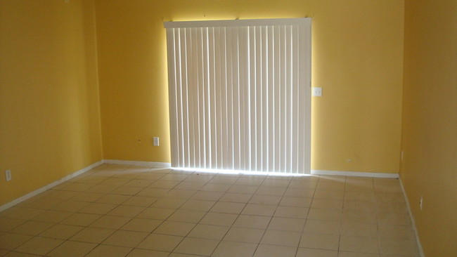 Building Photo - Convenient Location! 2/2 Duplex In Orlando!