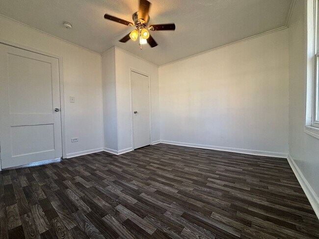 Building Photo - Available Now 2 Bedroom 1 Bath House on a ...