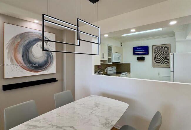 Foto del edificio - 5701 Collins Ave