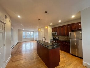 Building Photo - 98 Knight St