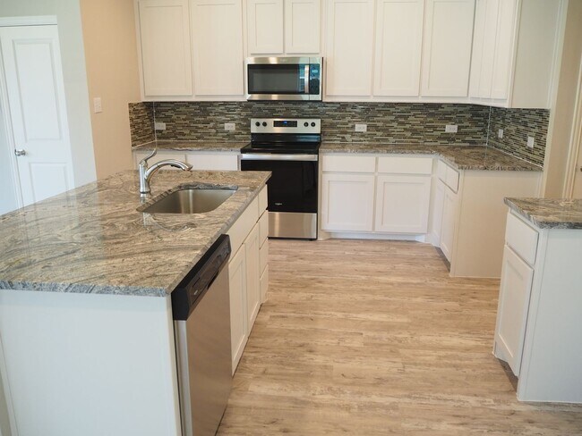 Building Photo - Like NEW 3 Bed 3 Bath Townhouse in Denton