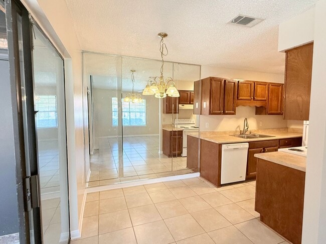 Building Photo - Charming 2-Bedroom Quadplex
