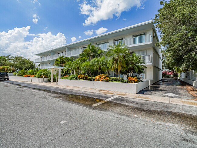 Foto del edificio - 855 Dahlia Ln