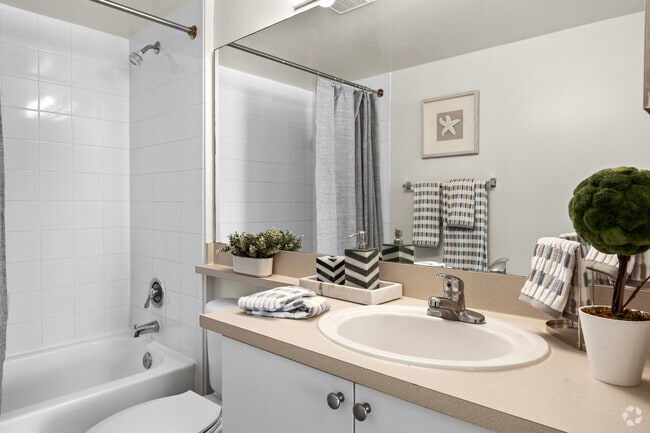 2BR, 2BA - 1,092SF - Bathroom - Vista Verde at Coconut Creek