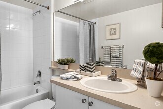 2BR, 2BA - 1,092SF - Bathroom - Vista Verde at Coconut Creek