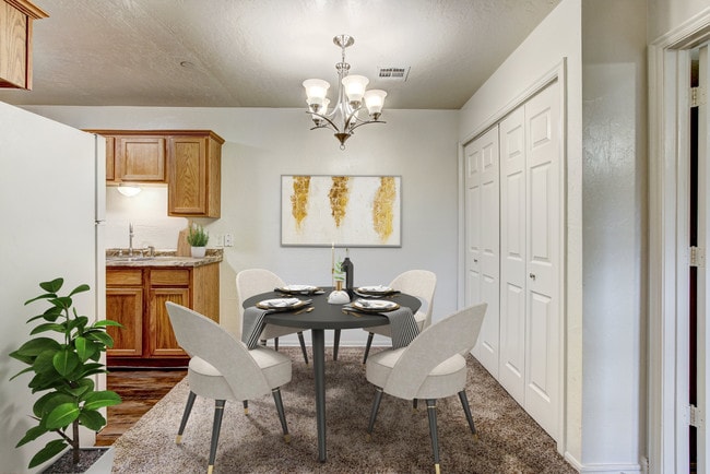 Building Photo - Oak Place