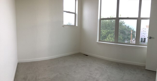 Room Available - 4960 Lowell Blvd