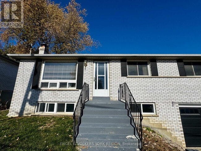 Building Photo - 135 Luxury Ave