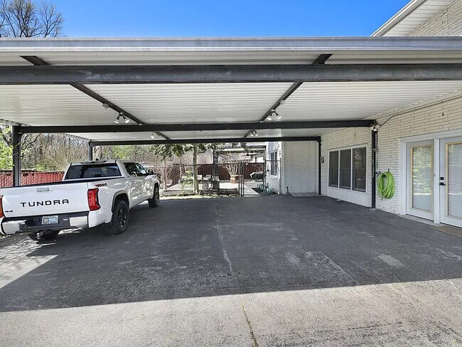 Building Photo - 436 Foothill Dr