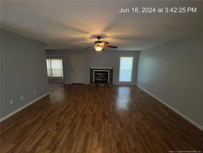 Foto del edificio - 123 Thornbird Dr