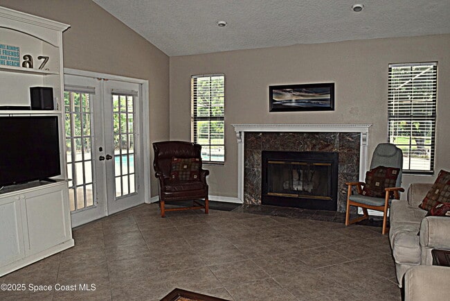 Building Photo - 285 Utopia Cir
