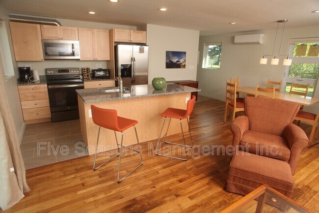 Foto del edificio - 364 Queen City Park Rd