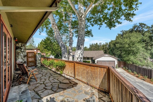 Building Photo - Private 3 Bed/2 Bath Oasis in Royal Woods ...