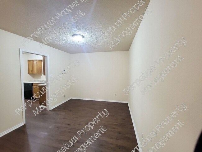 Building Photo - Cute 2 bedroom home