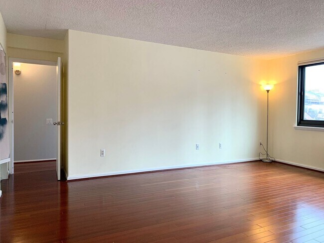 Building Photo - 2-Bed/2-Bath Condo in Center City with FRE...