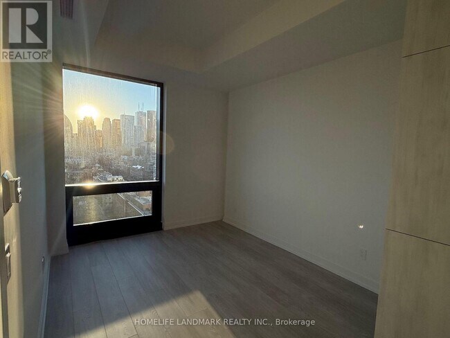 Photo du bâtiment - 35 Parliament St