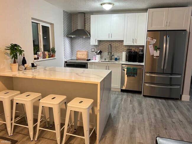 Foto del edificio - 3 br, 1 bath House - 561 NE 61st St