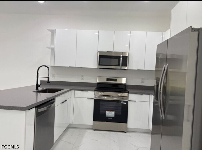Foto del edificio - 404-406 Chalet Ave S