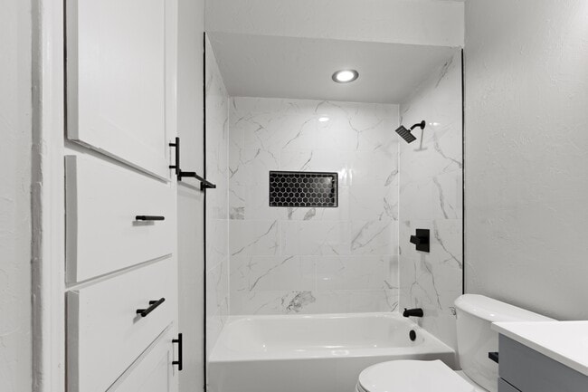 Building Photo - 1304 Pinewood Ct