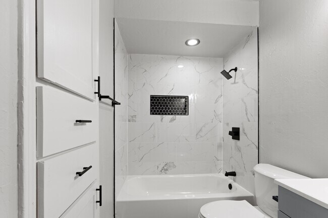 Foto del edificio - 1304 Pinewood Ct