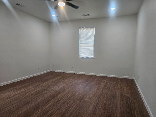 Building Photo - 998 S Willett St