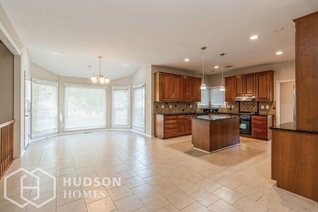 Building Photo - AVAILABLE NOW! - 42 Bruce Drive, Holland, ...
