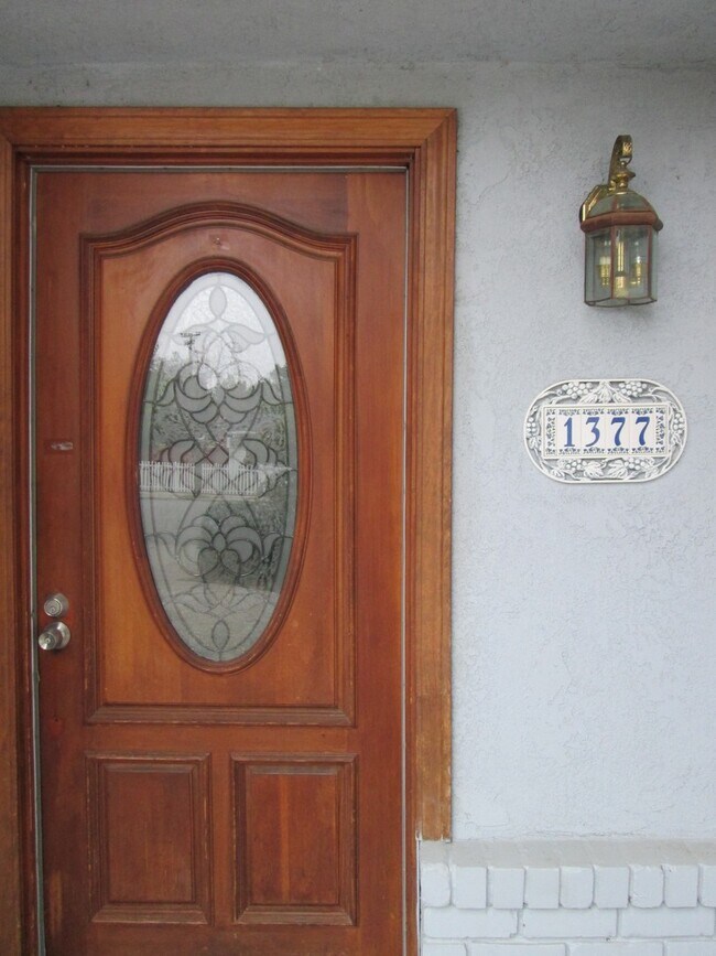 Foto del edificio - 1377 Woodside Dr