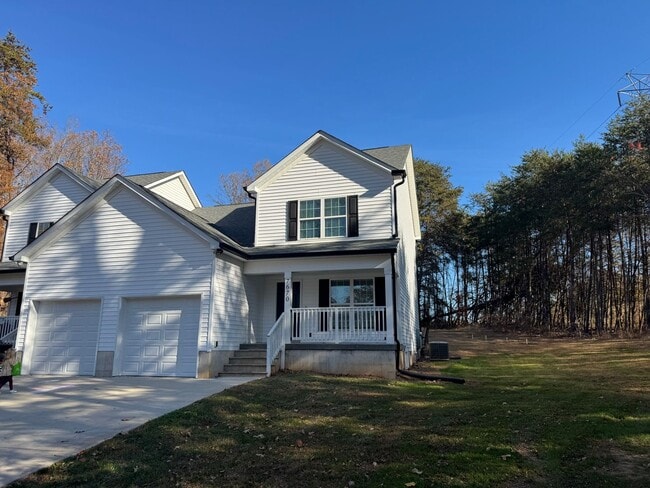 Building Photo - Lux Three Bedroom Townhouse in Sherrills Ford