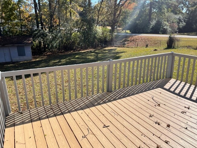 Building Photo - 3 beds, 2 baths, Large lot! Private locati...